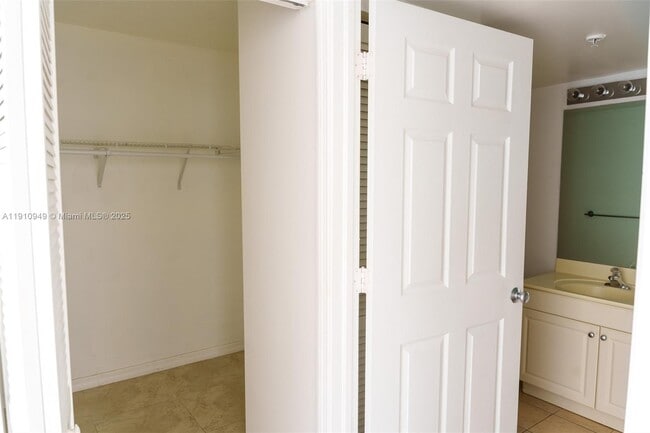 Building Photo - 509 E Sheridan St