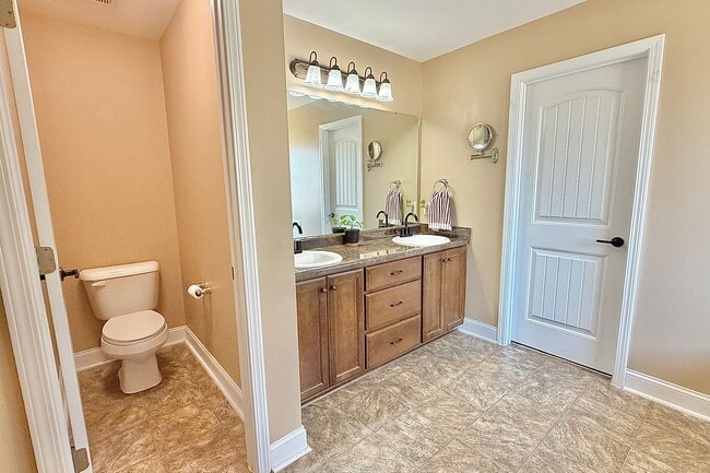 Building Photo - 470 Briarcrest Dr NE