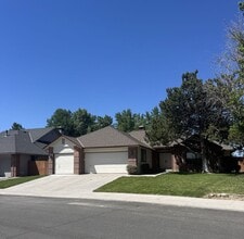 Building Photo - Beautiful Home Located in Gated Golf Course Community!!