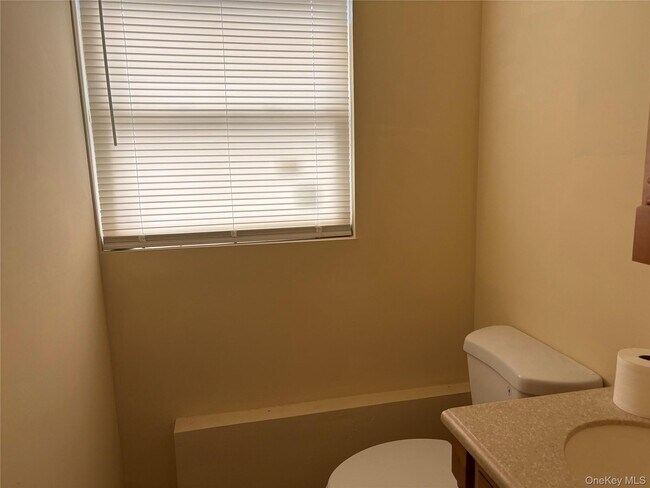 Building Photo - 5485 Expressway N Dr