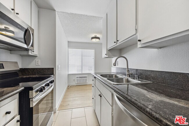 Building Photo - 1352 S Carmelina Ave