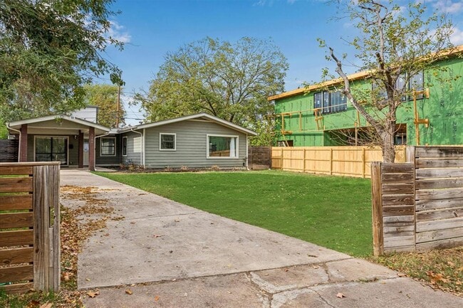 Building Photo - 3104 Fontana Dr