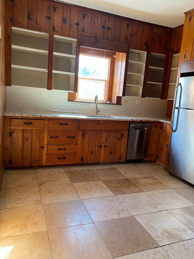 Building Photo - 3 Bedroom House-Downtown