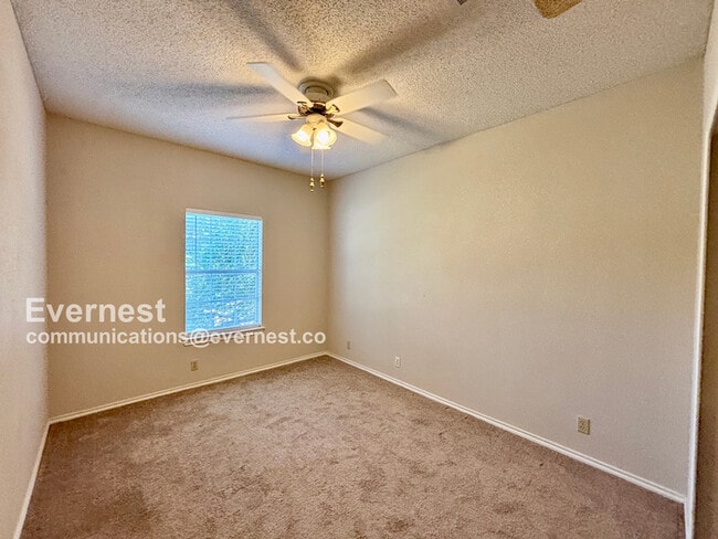 Building Photo - 2303 Mockingbird Dr