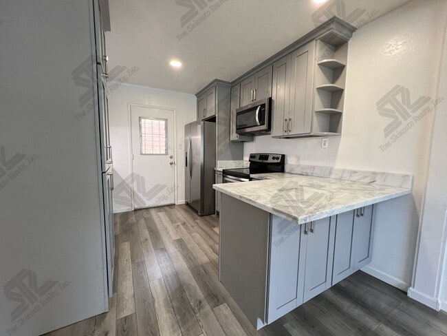 Building Photo - 2 Bedroom Unit, 1.5 baths with one assigne...