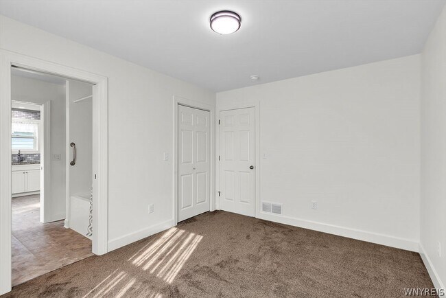 Building Photo - 4017 W River Pkwy