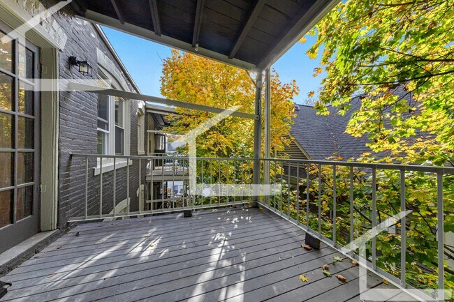 Building Photo - Porch Side