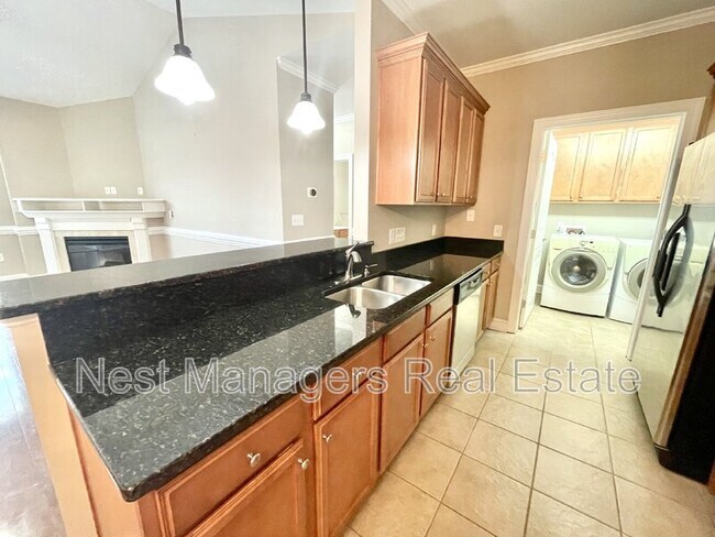 Building Photo - 1922 Harcourt Cir