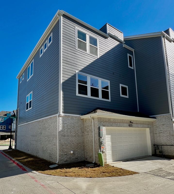 Building Photo - 833 Concan Dr