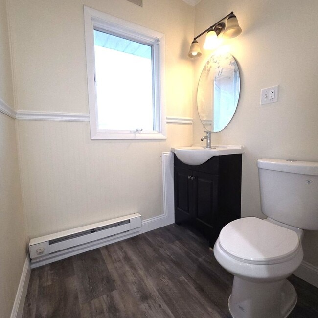 Building Photo - 3 bedroom with modern Kitchen