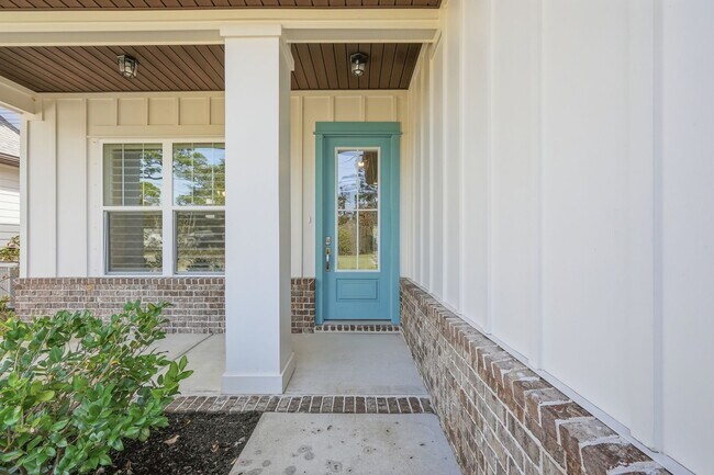 Building Photo - Stunning 4 Bedroom Home with Solar Energy & Private Pool!