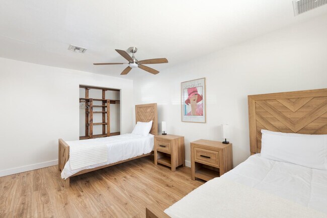 Building Photo - 2237 E Hillery Dr