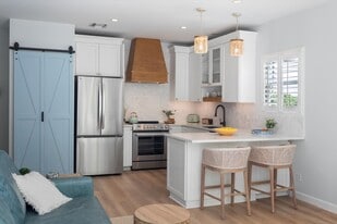 Building Photo - 634 Louisa St