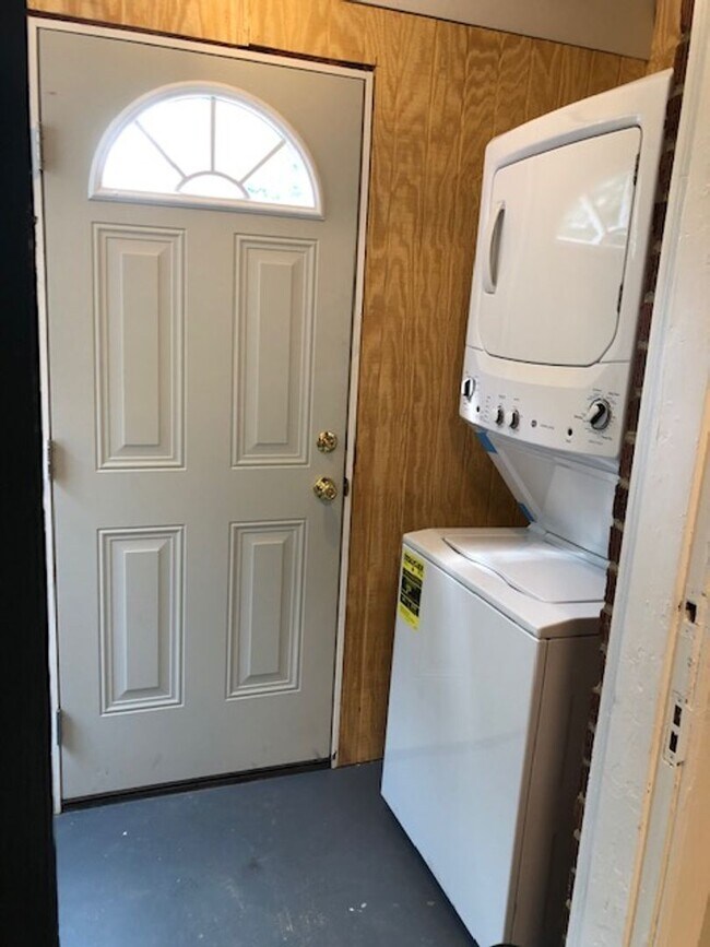 Building Photo - Forest Acres Duplex!