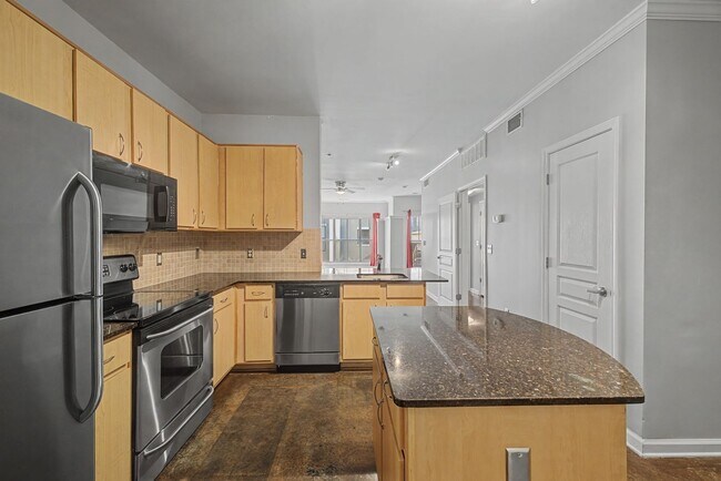 Building Photo - Penthouse-level 1 bed / 1 bath Condo at Bristol on Broadway