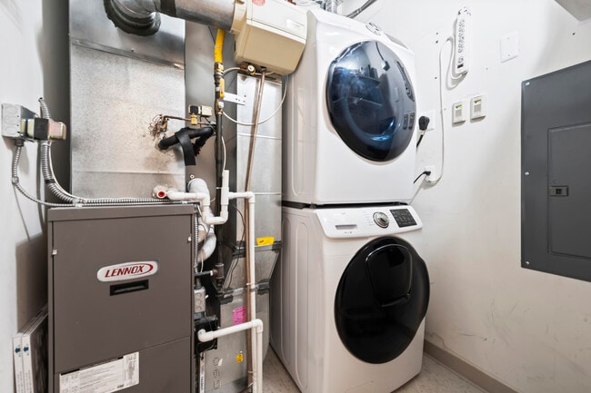 Building Photo - 350 N Main St