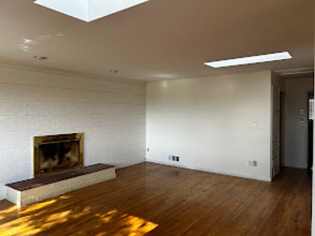 Building Photo - Newly Painted 2-Bedroom Apartment in SLC!