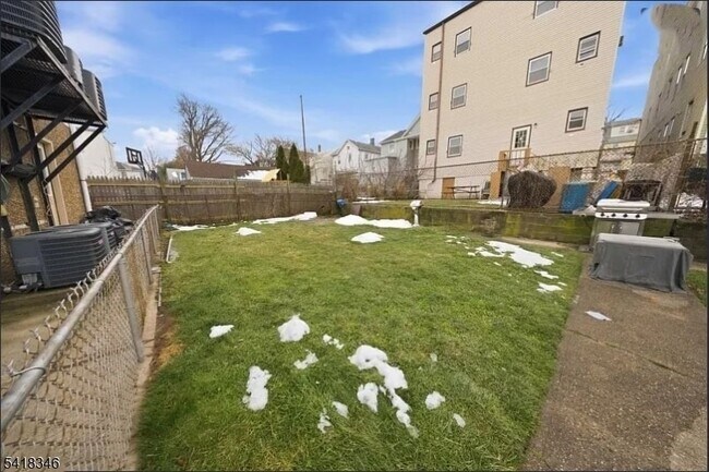 Building Photo - 437 Elm St