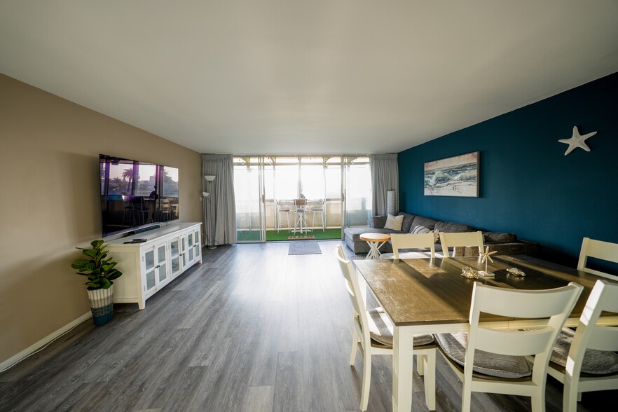 Main living room with Ocean & Downtown Long Beach view. - 1054 E 2nd St