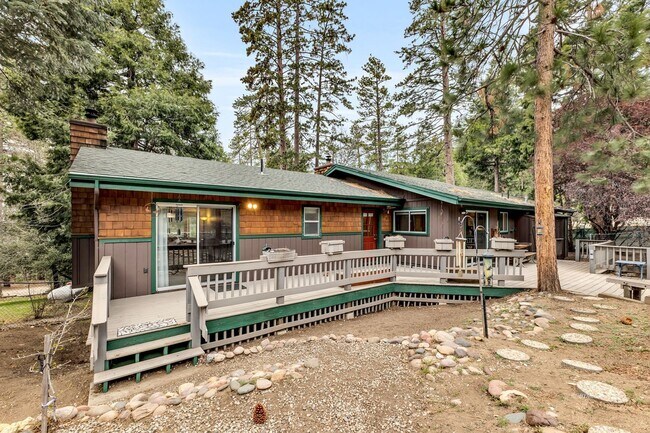 Building Photo - Mountain Lodge Home 1 Mile Away from the C...