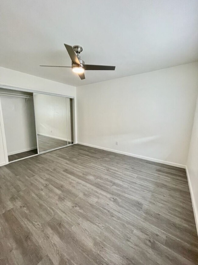 Building Photo - Van Dyke Triplex