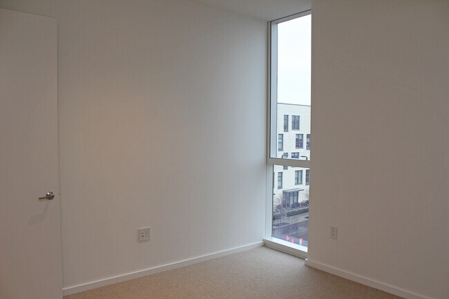 Building Photo - Unrivaled Cosmopolitan Condo w/Breathtaking City & River Views