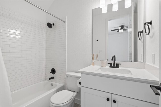 Building Photo - 332 Saturnia Dr