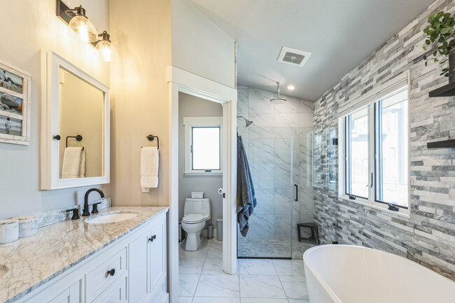 Building Photo - 30 Castlewood Dr