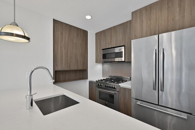 Building Photo - 160 1st St