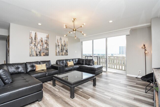 Building Photo - 2016 Main St