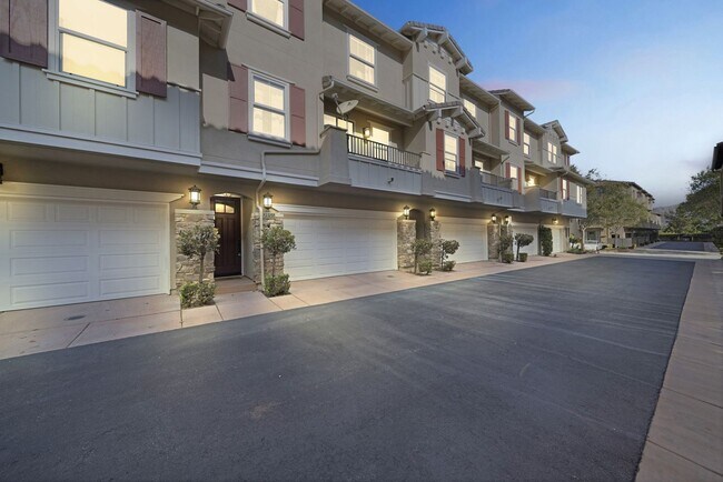 Building Photo - Charming 2-Bed / 2.5-Bath Townhouse in the...