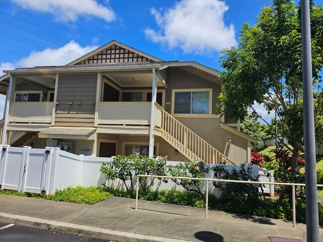 Building Photo - 2 Bed 1 Bath Condo 2 Parking ( Tandem parking right in front )