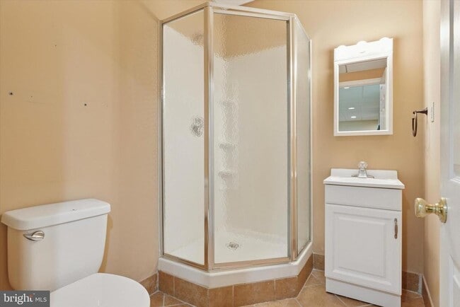 Building Photo - 821 Creekview Dr