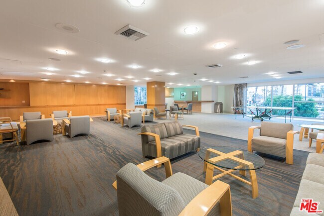 Building Photo - 13600 Marina Pointe Dr