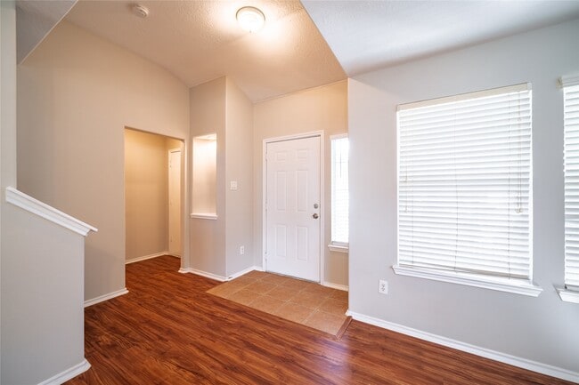 Building Photo - 930 Lancaster Lake Dr