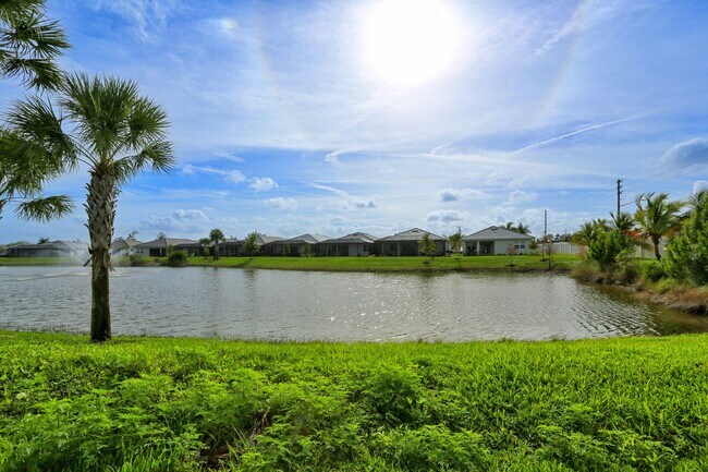 Building Photo - **Brand New, Bright & Beautiful Bonita Spr...