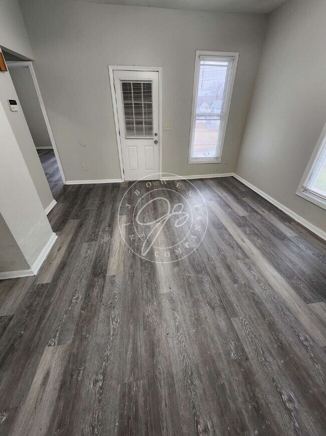 Building Photo - 1/2 off deposit with approved application! Bright & Updated 2-Bedroom Upper | Private Entry | Wat...