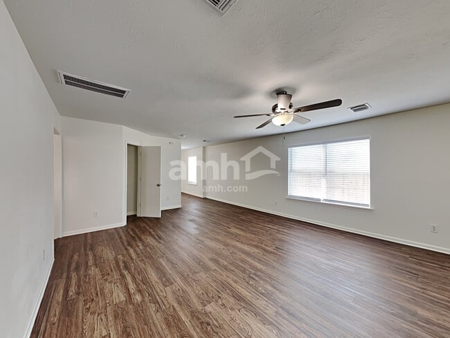 Building Photo - 4407 Crossvine Ave