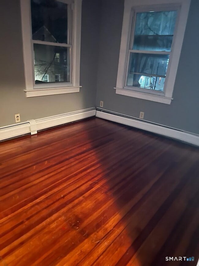 Building Photo - 10 Bank St