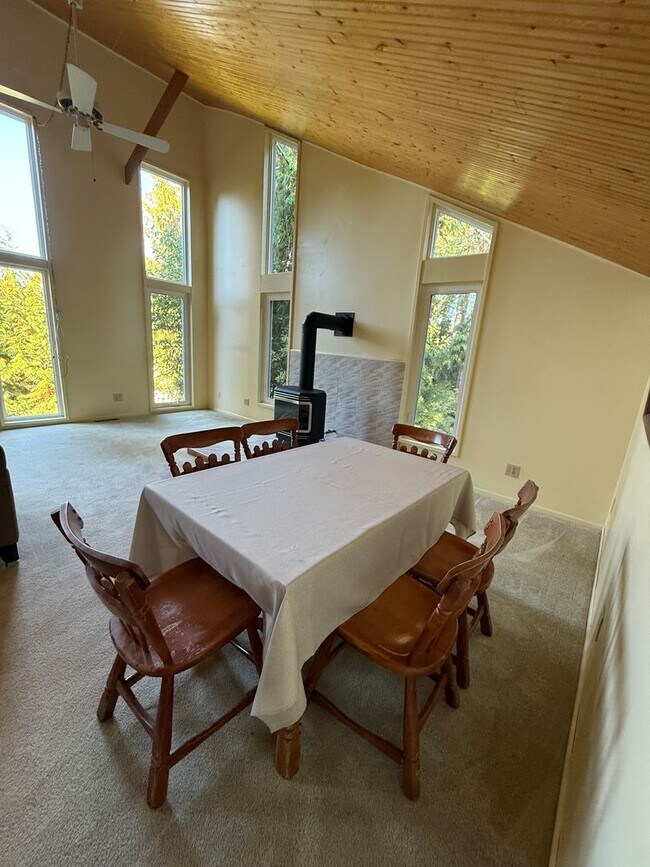 Building Photo - Cozy Huge 1 Bed with Loft and 2.5 Bath - H...