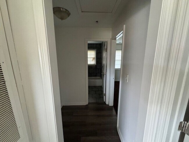 Building Photo - 32nd Place Apartments