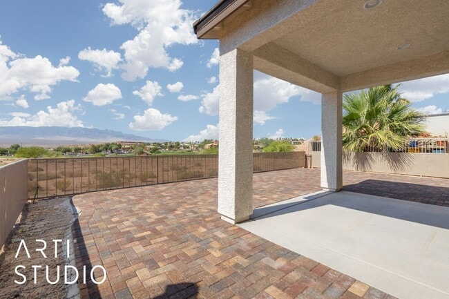 Building Photo - Beautiful Home on Parliament Pt With Spect...