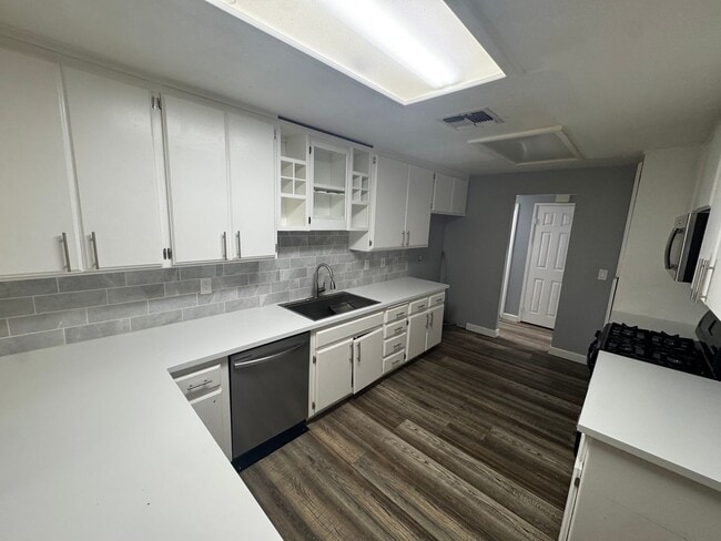 Building Photo - Spacious 3 Bedroom Home