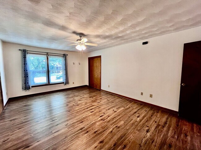 Building Photo - 4 bedroom ranch in the desirable Bellamy W...