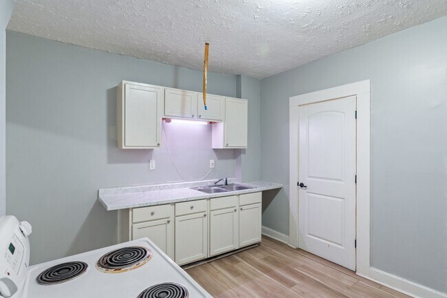 Building Photo - Updated and Move-In Ready 3-Bedroom Home