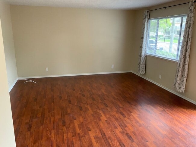 Building Photo - Quaint condo near Marina