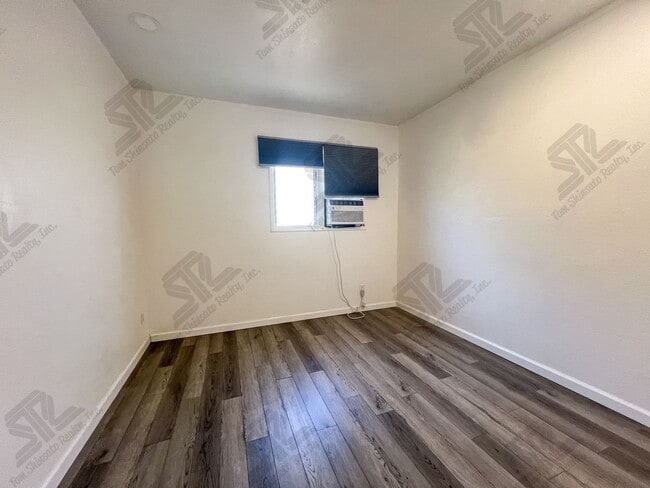 Building Photo - 2 Bedroom Unit, 1.5 baths with one assigne...