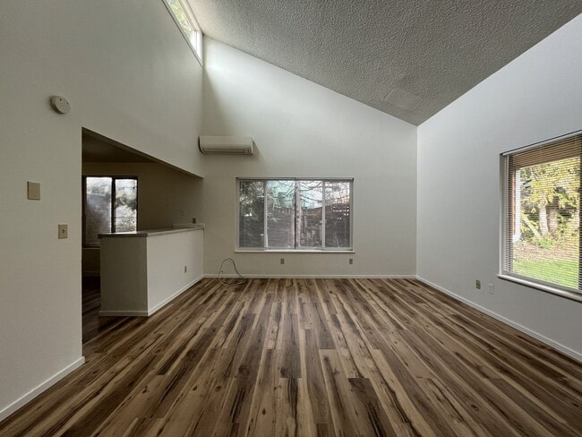 Building Photo - Spacious 3-Bedroom Home in Prime highly sought-after West Linn community