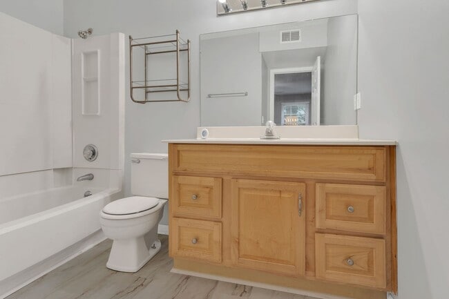 Building Photo - Walkable 2BR/2BA Condo Between Vanderbilt & Belmont + Modern Updates