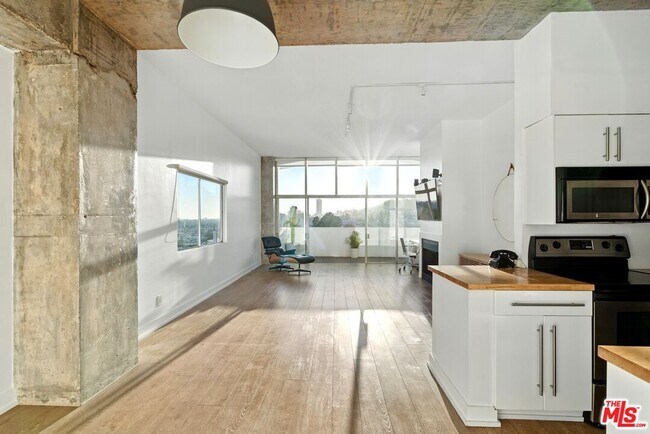 Building Photo - 1155 N La Cienega Blvd